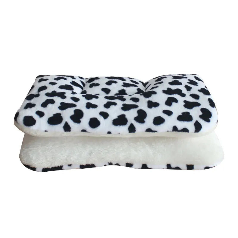 A white fleece mat for dogs — supplier photograph 5 of 10