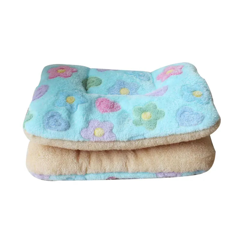A white fleece mat for dogs — supplier photograph 6 of 10