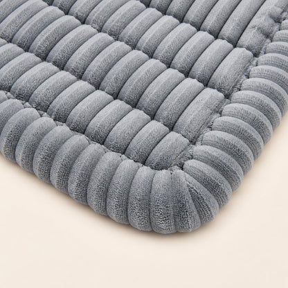 Close-up of the mat's raised rib channels and rolled edge